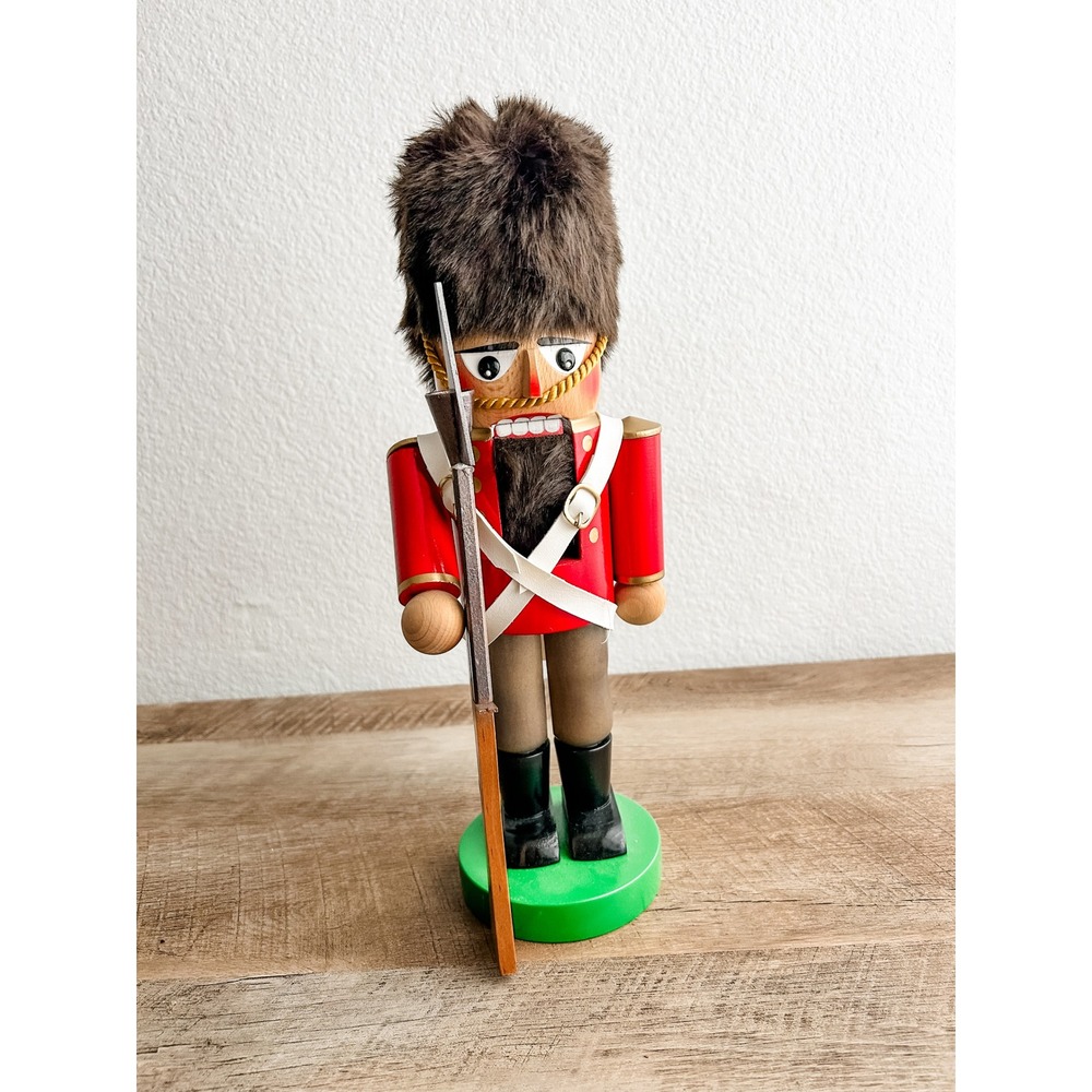 Steinbach German Nutcracker British Guard Wood Red Uniform Faux Fur Hat 1062